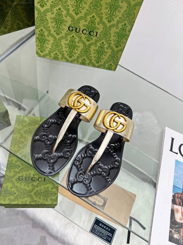 Gucc！古奇最新款平底夹脚拖鞋火爆上市。原版1：1复制。原版五金扣开模。 中低双G大Logo原版开模 穿脚特别舒服，大牌名星最爱的奢侈品。 鞋面：牛皮 内里：