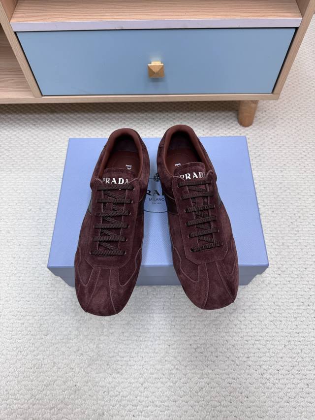Prada 普拉达 25春夏新款休闲运动鞋！最新走秀款，经典升级 舒适度与时髦度并存 方头设计搭配不同风格需求！ 鞋面：磨砂牛皮 光面牛皮 内里: 原版定制牛皮