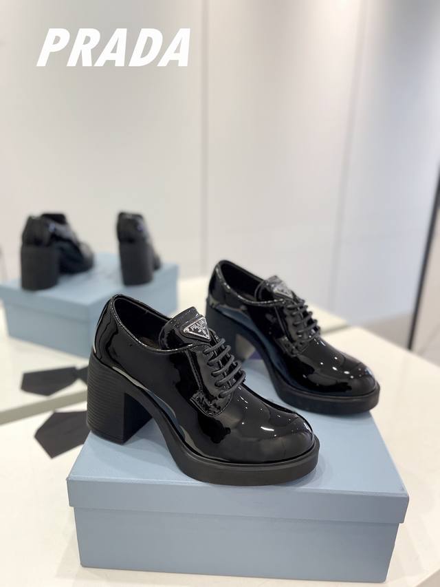 工厂P价 顶级版普拉达 高跟乐福鞋新品 经典三角标乐福鞋，做高跟版本，也着有被惊艳到呀，专柜7月上架 略显宽大的鞋型搭配粗高跟造型，很协调哦，并没有半点笨拙的意