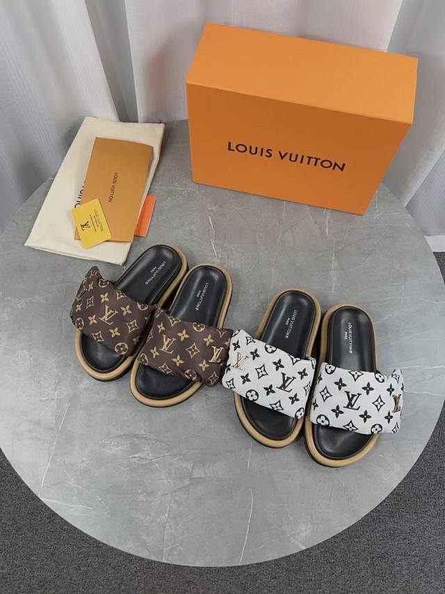 Lv 驴牌L家 爆款 浮雕Logo 压花 凉拖鞋 本款 Pool Pillow Comfort 平底凉拖取材科技织物，以高频压印技术重绎 Monogram 图案
