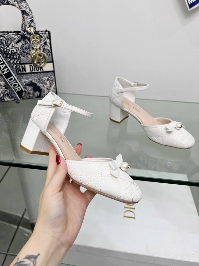 出厂 迪奥 Dior 春夏高定系列新款 Ballet 标志性电绣藤格纹低跟芭蕾舞女鞋 Cd字母Logo珍珠扣粗跟蝴蝶结凉鞋 材质：进口金属羊皮 环保藤格纹粗花呢