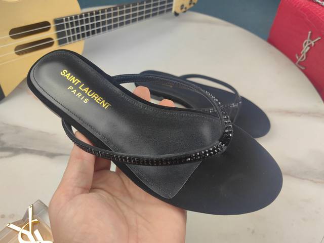真皮底 米 Saint Laurent 圣罗兰、平跟烫钻人字凉鞋 早秋专柜同步最新款、Ysl、水钻拖鞋装饰 经典上乘美艳力作 专柜最火春夏系列 兼备气质 时尚