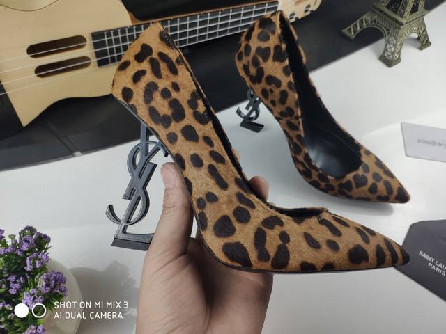 经典款 Saint Laurent 圣罗兰 Ysl字母金属跟单鞋 面料：进囗马毛 内里: 进口绵羊皮 垫脚: 进口山羊 进口意大利真皮大底 超高强度钢材铸造而成