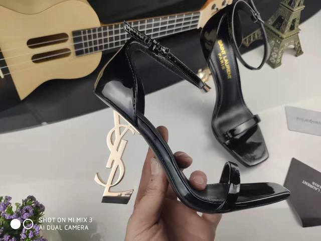 米 经典款式 Saint Laurent 圣罗兰 Ysl字母金属扣 烤漆Ysl字母跟高跟凉鞋。特色的字母跟设计，独享不一样的风采。 进口牛漆皮，进口牛皮+水染羊