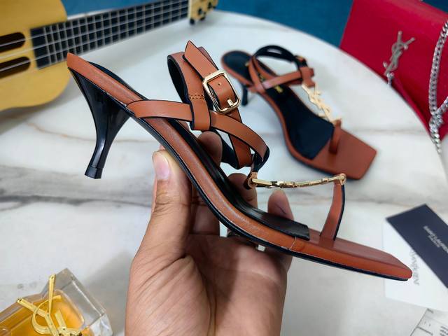 真皮底 米 最新款 顶级版本 Saint Laurent Ysl 圣罗兰Logo细跟油边凉鞋今年必定俘虏无数美女的一款 后带完美的露肤度更显得白显瘦，经典时尚百