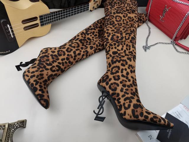 真皮底 米 Saint Laurent Ysl 圣罗兰Logo字母高跟靴 秋冬巴黎走秀款 这次设计师注入优美线条让你在任何场所轻松驾驭 上脚舒适，舒适百搭时髦、