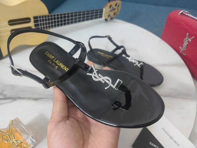 真皮大底 米 Saint Laurent 圣罗兰、平板夹脚凉鞋 早春专柜同步最新款、Ysl、Logo字母钻扣装饰 经典上乘美艳力作 专柜最火春夏系列 兼备气质