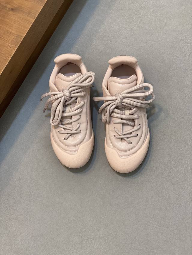 Alexander Mcqueen 亚历山大 麦昆 最新 Flexion系列 情侣款 复古运动鞋 德训鞋 这款Flexion Off White色调粒面皮革低帮