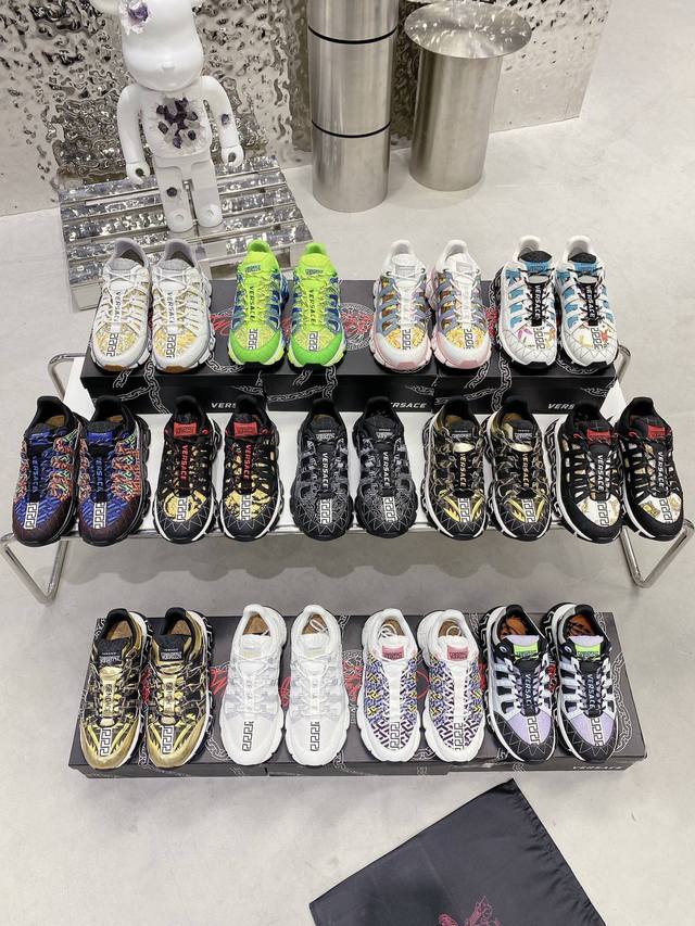 工厂P价 情侣款 颜色齐全 顶级版本，原版复刻，原版开发，高端来。 Versace范思哲最新走秀休闲老爹鞋男女码情侣款，原版拼色手工彩绘休闲鞋 面料:牛皮 内里