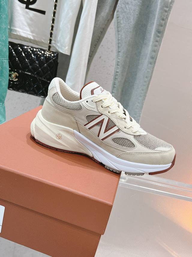 诺悠翩 X New Balance 限量版 Lpxnb联名款运动鞋情侣款 众多明星同款，一方是拥有意大利品牌Loropiana和知名运动鞋履的联名，两大品牌的梦