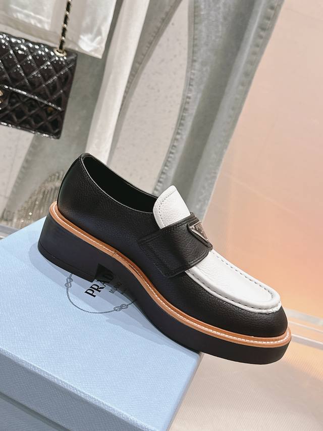 顶级品质 新品首發｜厚底复古三角扣商务女皮鞋，原版楦头鞋型超正，细节完美超级跑量。 这款休闲款妥妥的美式复古风格～ 上脚超级好看舒适经典百搭的绝绝子单品 A级环