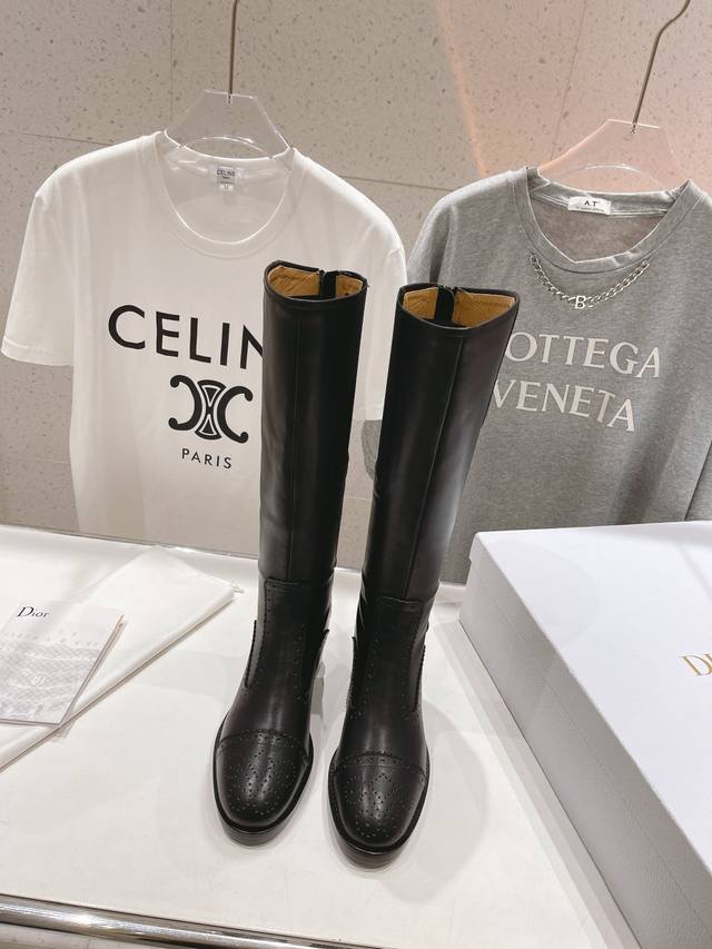 高版本出厂 Dior*迪奥D家2025Ss秋冬新品布洛克长靴，经久不衰的马靴造型，彰显经典设计，市场顶级版本 采用柔软的黑色牛皮革制作，打造休闲又不失优雅的风格
