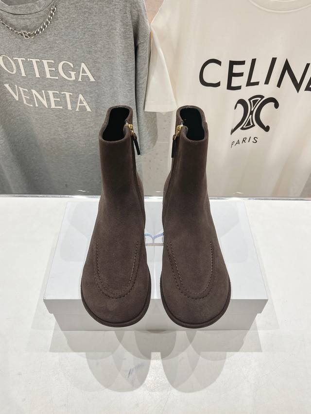 高版本出厂 The Row Ss秋冬爆款平底简约短靴及裸靴 非常舒服的小矮靴，极简设计理念，版型显瘦好穿颜值与实用性并存 鞋面：进口小牛皮 高丝光牛反绒 内里：