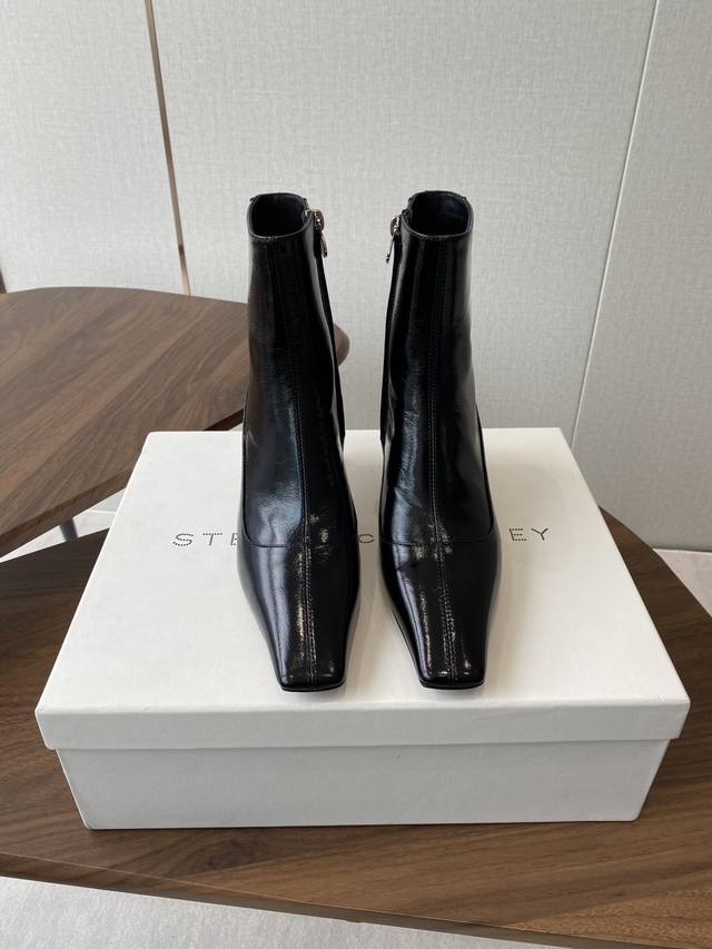 Stella Mccartney 斯特拉麦卡托尼 来自英国的奢侈品牌。 品牌的设计风格主要以英式摇滚和甜蜜浪漫为主，展现出女性独有的优雅和魅力，鞋面将防水布和牛