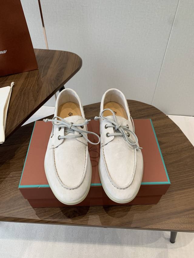 Loropiana 25Ss 新款 经典高丝光羊京乐福皮鞋 Lp一直是以好穿舒适为主的设计风格 这几年老钱风穿搭超级 这款乐福鞋也不例外 简约的设计理念搭配品牌