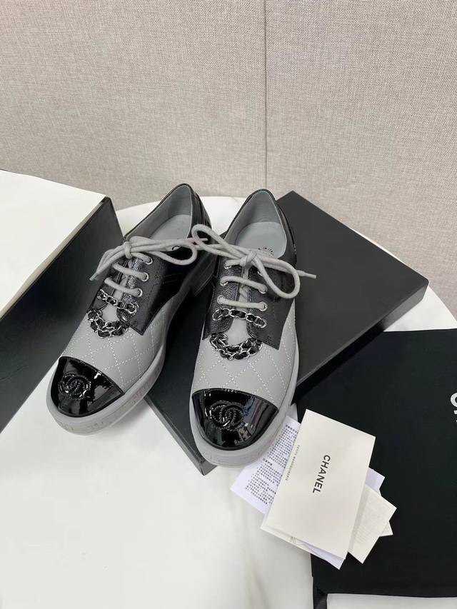 经典菱格款乐福鞋都被抢光，强烈推荐这款超级柔软，上脚无敌柔软舒适，今年衣橱的Top40肯定属它了！上脚美的不要不要的，姐妹们一定要买它！！！英伦机车设计，经典耐