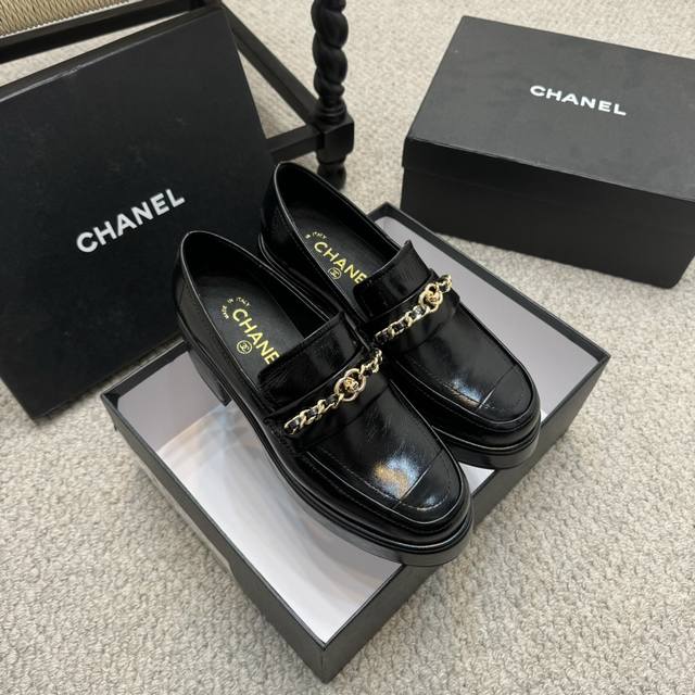 专柜同步 Chanel 香奈儿 24秋冬新款厚底女鞋，怎么搭配都好看，时髦精必备！搭配展现与众不同的穿搭风格、白由混搭闪耀到位，跟紧香奶奶时尚步伐！上脚整体非常