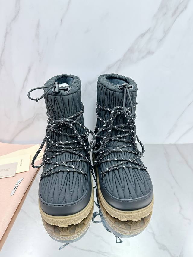 高版本 Miumiu缪缪25Ss系列，女士徽标尼龙华达呢雪地派对金属标双色厚底收缩系带羽绒雪地靴滑雪靴胖头靴！ 有轻奢的内蕴品质，自带温暖的腔调，材穿着舒服，爱