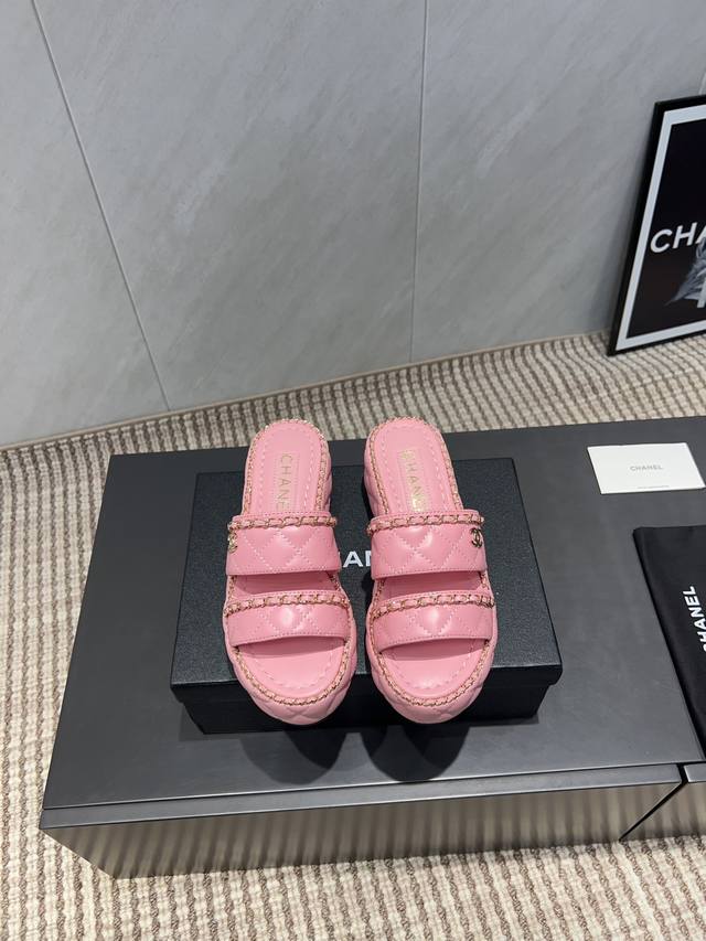 出厂： 独家顶级版本 Chane*L小香2025Vs爆款凉鞋系列 链条电绣厚底凉拖 定制皮面、颜色、定制独特的穿皮条复杂工艺、米兰走秀主推款，超火爆. 高级手工