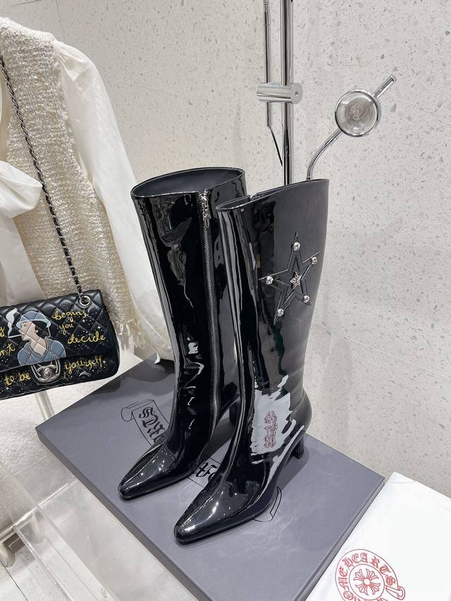 代购级 秋冬新款Chrome Hearts克罗心 小圆头高靴 秋冬推荐必入款 拿到手的感觉就会发现细节设计诚意满满 “十字花”“卷轴”“经典十字架”“繁花浮雕三