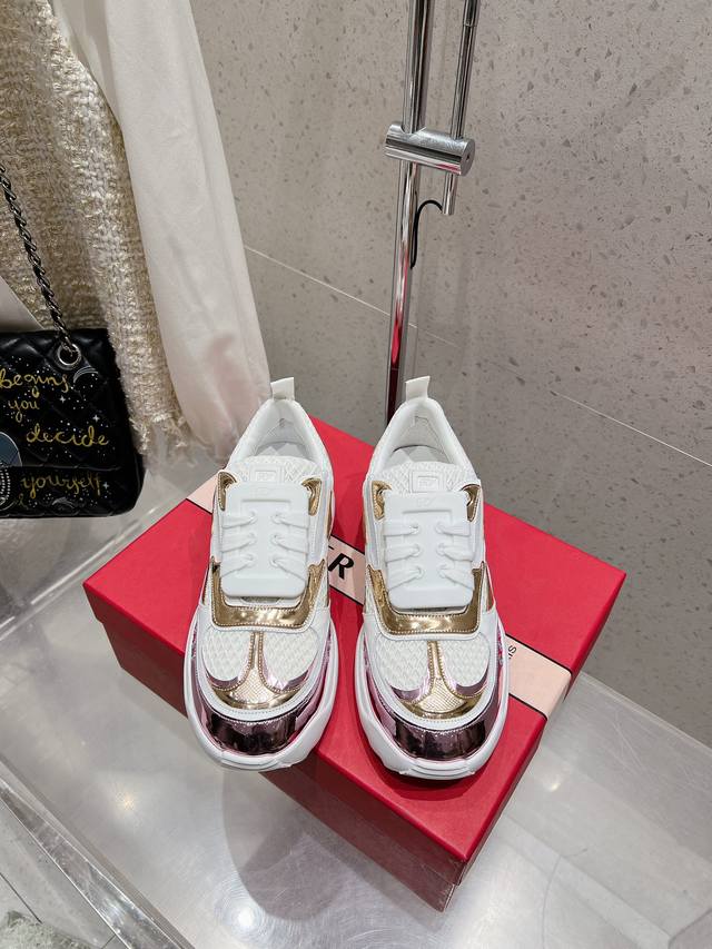 Roger Vivier Rv 25Ss新款 Viv Motor休闲鞋运动鞋 本款休闲鞋以皮革拼镜面织物和网眼面料制成前面点缀迷你闪钻饰扣和珐琅花朵 舒适又不失