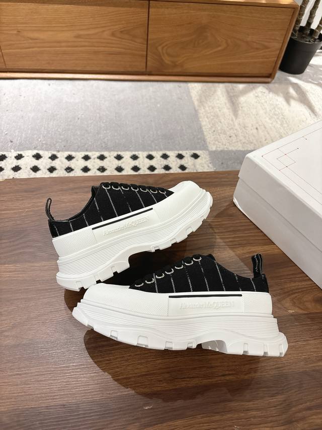条纹布面 低帮女款 男款+10 顶级品质，免检产品 带芯片！ Alexander Mcqueen 新款帆布系列厚底老爹鞋复古潮流逆天单品，极简风格 帆布，厚底，