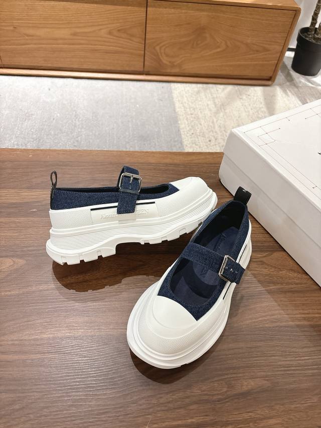 牛仔布凉鞋 低帮女款 顶级品质，免检产品 带芯片！ Alexander Mcqueen 新款帆布系列厚底老爹鞋复古潮流逆天单品，极简风格 帆布，厚底，大头版型完