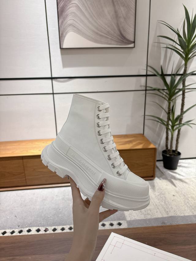 皮面款 高帮 女款 男款 顶级品质，免检产品 带芯片！ Alexander Mcqueen 新款帆布系列厚底老爹鞋复古潮流逆天单品，极简风格厚底，大头版型完全融