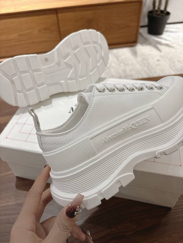 皮面款 女款 男款 顶级品质，免检产品 带芯片！ Alexander Mcqueen 新款帆布系列厚底老爹鞋复古潮流逆天单品，极简风格厚底，大头版型完全融合轮廓