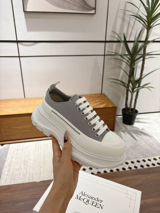 布面 低帮女款 男款+10 顶级品质，免检产品 带芯片！ Alexander Mcqueen 新款帆布系列厚底老爹鞋复古潮流逆天单品，极简风格 帆布，厚底，大头