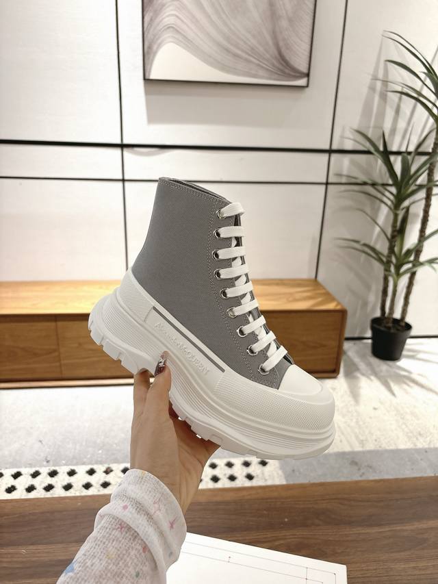 女款 男款 顶级品质，免检产品 带芯片！ Alexander Mcqueen 新款帆布系列厚底老爹鞋复古潮流逆天单品，极简风格 帆布，厚底，大头版型完全融合轮廓