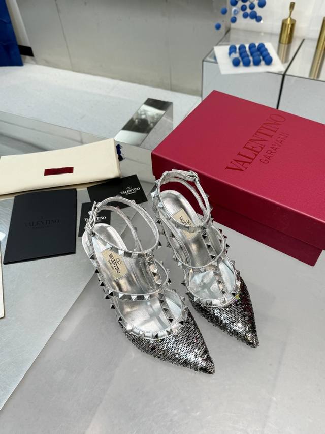 工厂P皮底 橡胶底 华伦天奴新款新品 经典 小铆钉五金配件，鞋面亮片工艺衬托出满满的高级感，新一季不负期待！ 值得入手★绝对的上档次原版1：I制作， 经典独特优