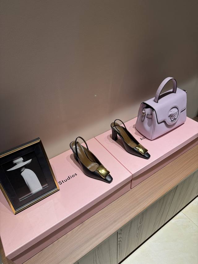 Giuseppe Zanotti 金属扣方头一字带后空时装走秀凉鞋 Gz斩男又斩女的高跟鞋 爱了 不愧是最懂女人的品牌 上新即售空 尤其是侧面线条设计流畅自然还