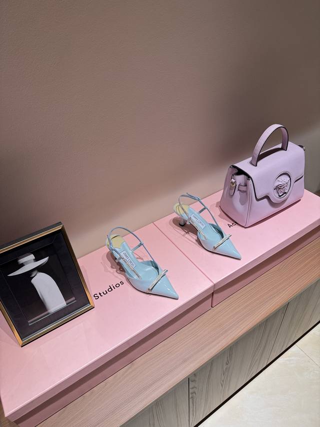 Jimmy Choo 吉米周经典后弹力浅口高跟鞋 鞋型做的非常秀气 不会过分窄长 内部空间很足 让脚趾能足够的放松 脚背勾勒迷人的弧度 简直美爆了 度环绕仙气感