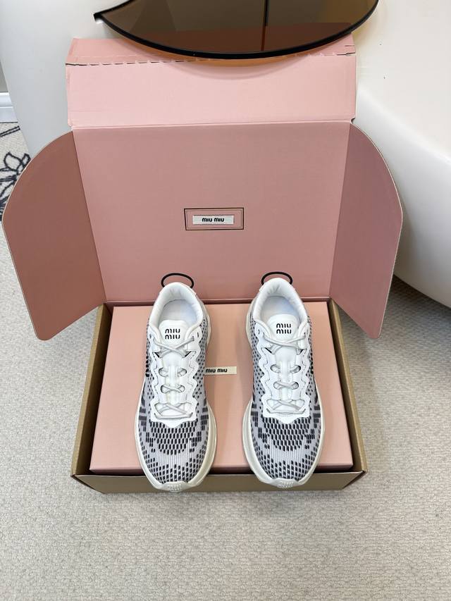 顶级品质 原版包装 Miumiu｜缪缪2025美式复古风老爹鞋 运动鞋 Miumiu缪缪美式复古风老爹鞋 运动鞋 ~ 时尚，随意搭配上脚非常舒适，复古又时髦上脚