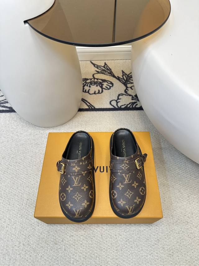 Louis Vuitton｜路易斯威登25Ss新款勃肯拖鞋 可可爱爱、脚感简直不要太好 侧面Logo扣点睛之笔 简约又高级 露跟设计 即穿即走 懒人福音 上脚效