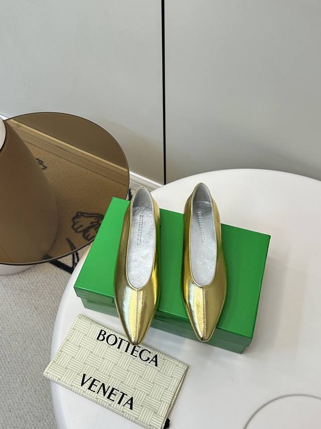 Bv｜葆蝶家25新品热潮网红平底奶奶鞋 P 2025 Bv今年大热每一款都设计感满满，这款编织鞋一定不要错过 Bv经典编织风格、非常时尚、脚感非常强，完全不想脱
