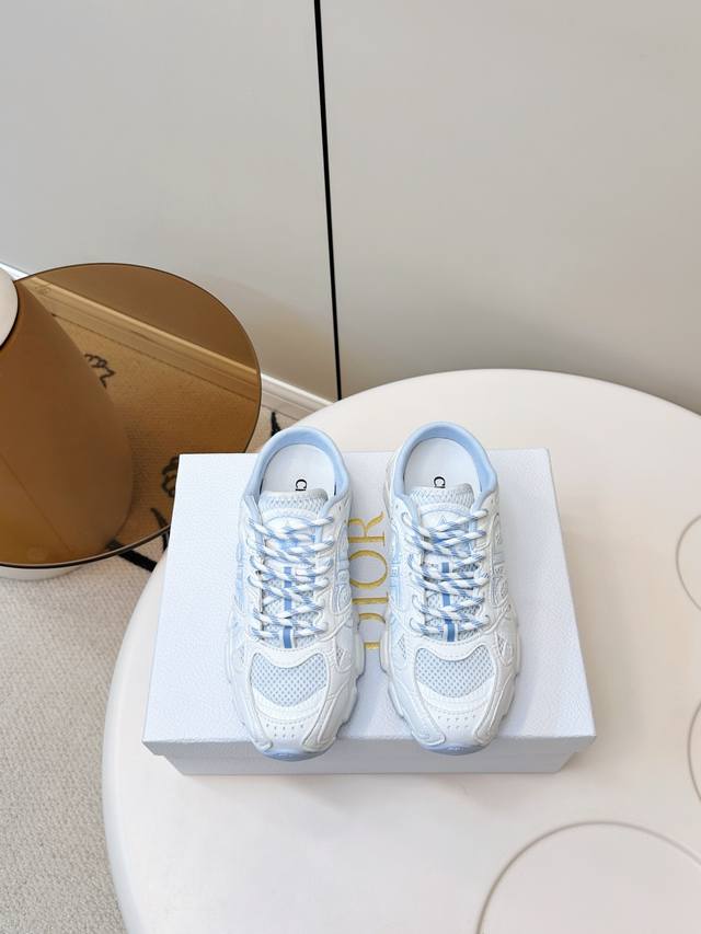 Dior｜迪奥新品休闲时尚跑鞋 半拖 老爹鞋 Dior近日推出了全新运动鞋款 Chrono，以品牌的高级时装元素重新演绎复古跑鞋设计：白色网眼材质被层叠的皮革裁