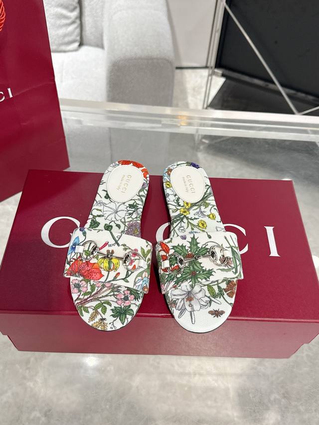 新款Gucci 马衔扣平底凉拖鞋 春夏网红必备拖鞋 Yp一比一还原，所有细节 材质 舒适度 全部跟原版一样了 刻度98%。码数：36-42 40.41.42定做