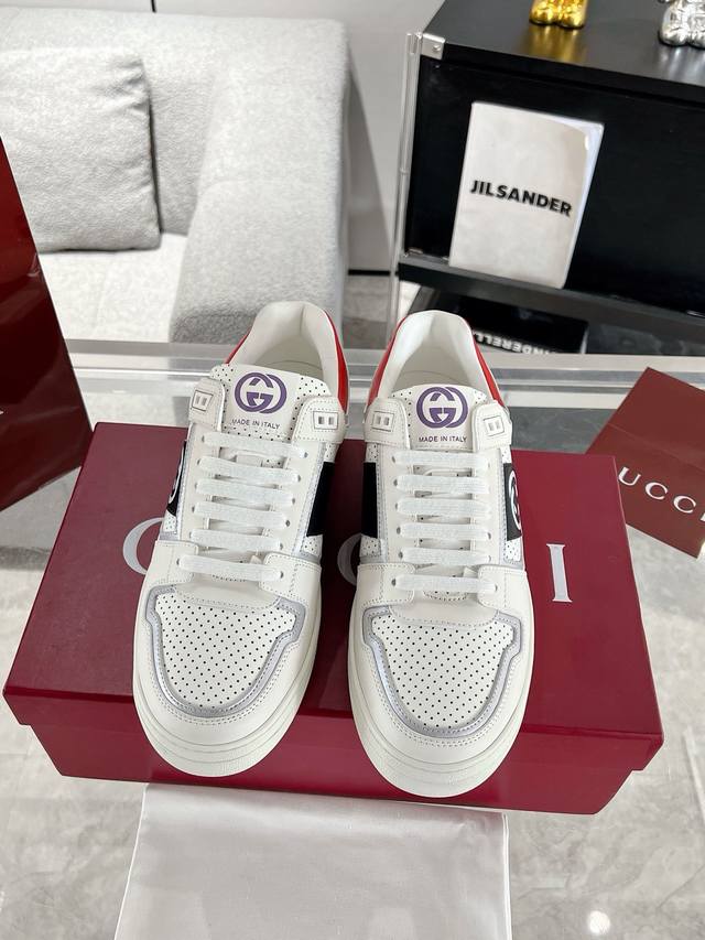 情侣款 Gucci最新 白鞋情侣款休闲运动鞋 原版购入开发 做货 运动鞋以20世纪70年代的经典运动鞋为灵感原型，名字则取自体育运动中的防守动作。这款配饰以白色