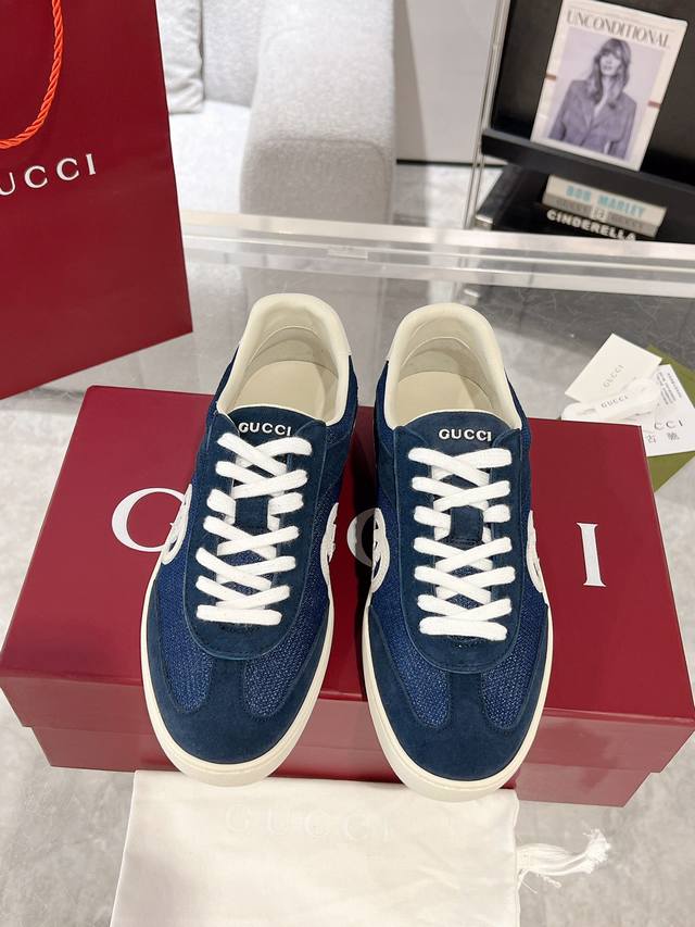 升级版 Gucci 情侣款双G休闲鞋 小白鞋 原版购入开发 做货 采用创新缝线工艺制作，打造如水般的流动质感。皮革设计搭配三维立体互扣式双G皮革贴饰和Gucci