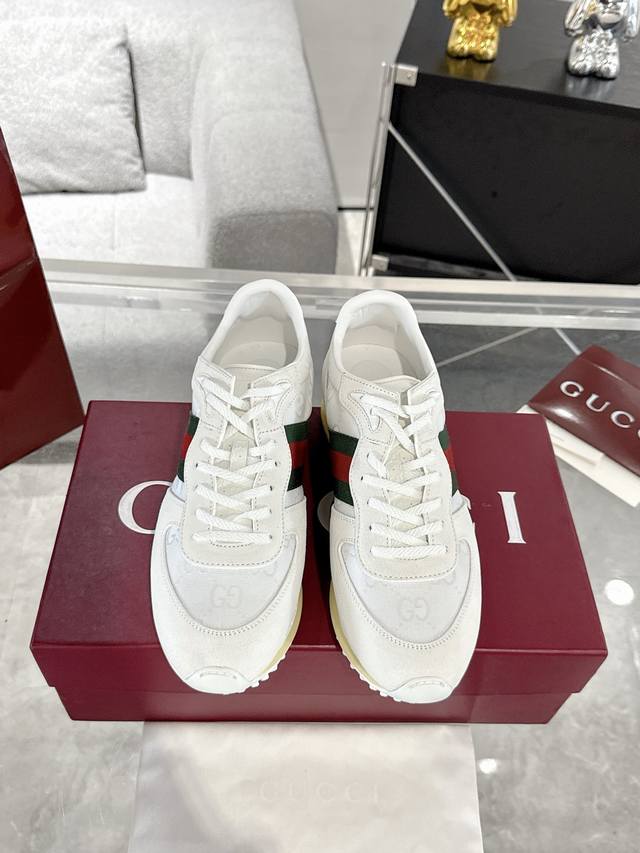 Gucci Re-Motion系列男士运动鞋 款号832918 Aaezm 9067 这款运动鞋设为2025春夏系列再添动感单品。轻盈且灵活的外底经过特殊处理，