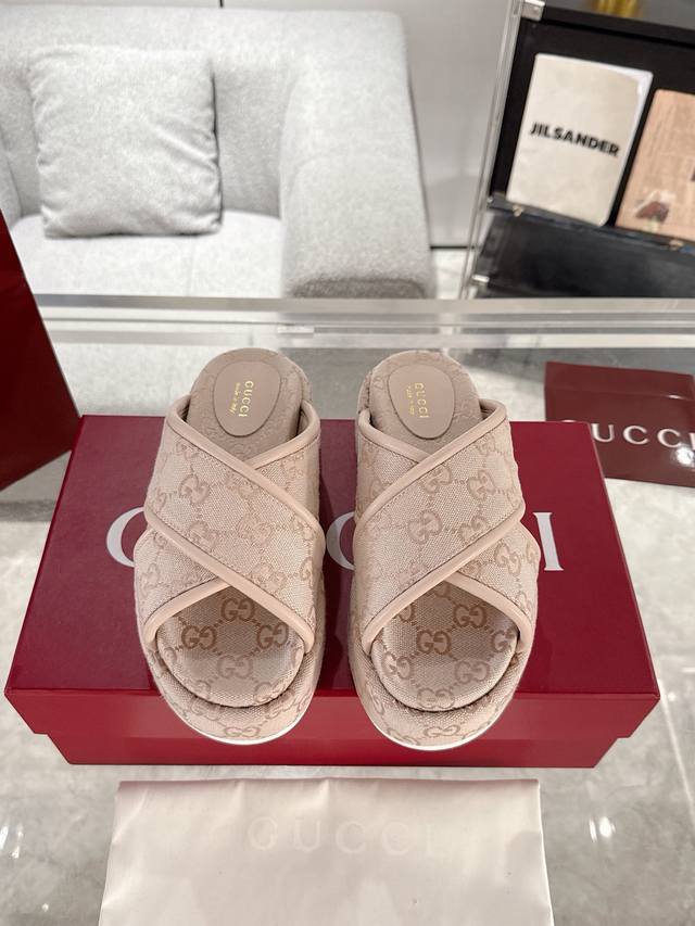 情侣款 Gucci 厚底经典Gg交叉帆布拖鞋 拉腿增高神器 Yp一比一还原，所有细节 材质 舒适度 全部跟原版一样了 复刻度98%。码数：35-44