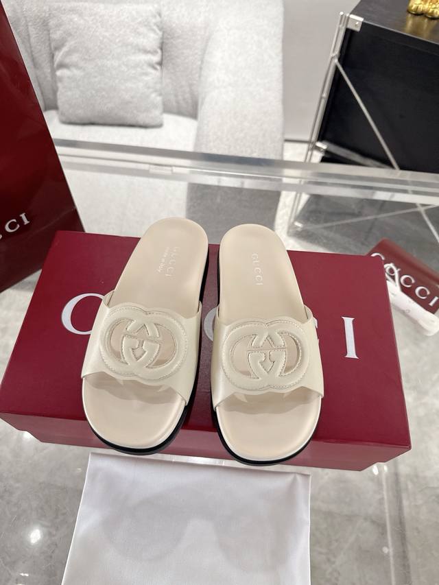 情侣款 Gucci 情侣款扣式双G拖鞋 这款运动鞋以标志性Gg帆布匠心打造，将典藏设计与现代美学巧妙糅于一体。大胆前卫的廓形配以“Gucci”印花压纹橡胶鞋底，