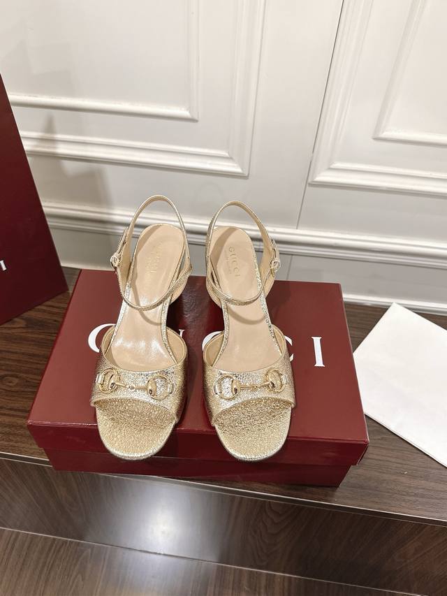 Gucci马衔扣粗跟鱼嘴凉鞋 这款后系带凉鞋缀饰低调内敛的品牌细节，为整个设计注入品牌标识魅力。经典马衔扣亮眼点缀于各式女士鞋履之上，彰显品牌设计本源。这款配饰