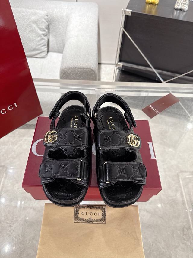 Gucci女士压花Gg凉鞋 这款凉鞋以Gg皮革匠心打造，缀饰一眼可辨的双G标识，配以浅金色调配件，为整个设计注入一抹精致优雅气息 原版定制牛皮 羊京 内里定制羊
