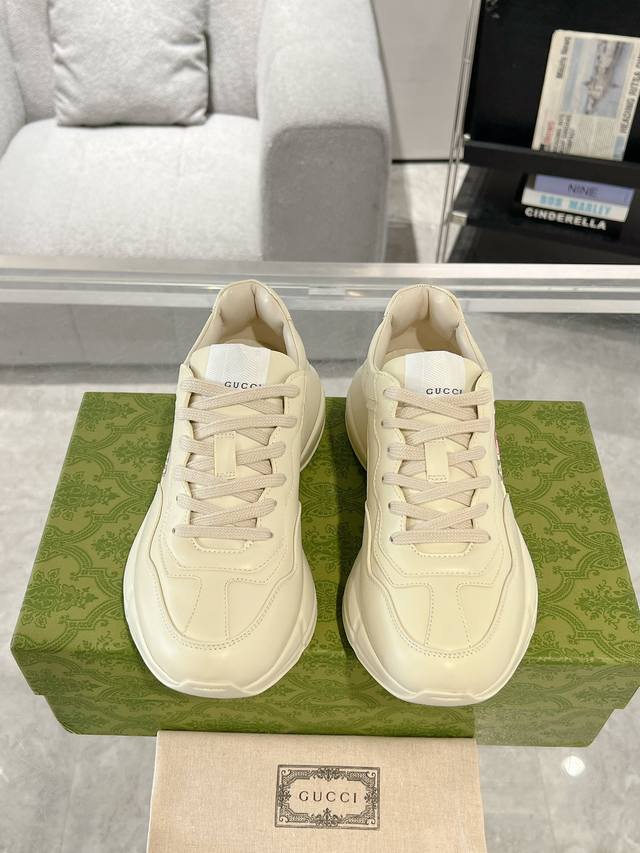 Gucci新品 Rhyton系列情侣款老爹鞋 运动鞋 Rhyton系列推出全新象牙白色皮革款式，巧妙结合该系列标志性的超大造型鞋底和厚实结构。这款经典鞋款缀饰标