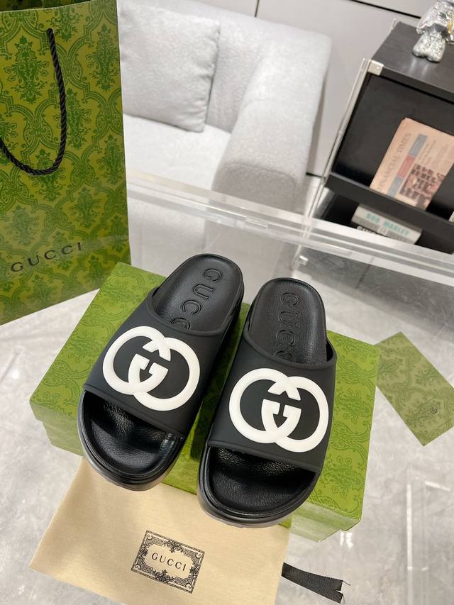 最新款Gucci 25Ss 春夏单品 新款厚底沙滩情侣款拖鞋 拉腿增高神器 Yp一比一还原，所有细节 材质 舒适度 全部跟原版一样了 复刻度98%。底厚5Cm
