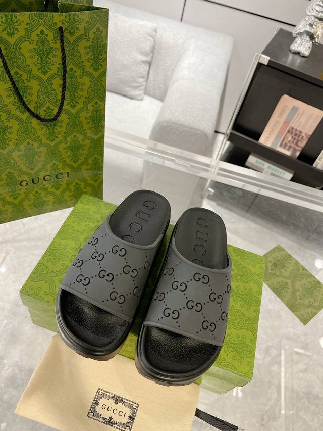 Gucci 25Ss 春夏单品 新款厚底沙滩情侣款拖鞋 拉腿增高神器 Yp一比一还原，所有细节 材质 舒适度 全部跟原版一样了 复刻度98%。底厚5Cm 码数：