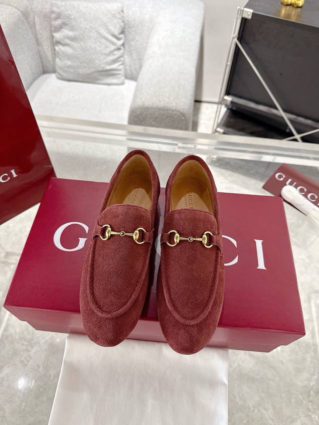 Gucci Jordaan系列女士乐福鞋 作为Gucci设计传承的杰出代表，马衔扣乐福鞋生动彰显经典优雅格调。这款鞋履甄选黑色漆皮打造，匠心融蕴浅金色调经典马衔